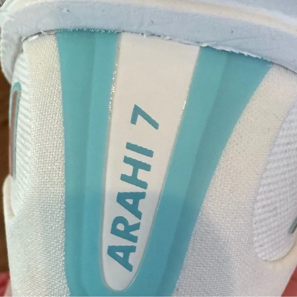 Hoka Arahi 7 White and Light Blue Athletic Shoes Like New Condition - Picture 8 of 9